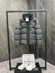 MONCLERモンクレール 灰色の短い男性のサムネイル
