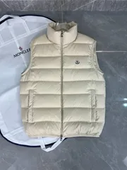 MONCLERモンクレール ベージュ 袖なしダウンベストのサムネイル
