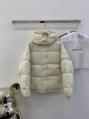 MONCLERモンクレール レディース、短い植絨の穴。｜本日限定特価｜新品未使用のサムネイル