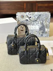 Dior枕バッグ/ハンドバッグ、リュック、小銭入れ、手首バッグ、ショルダーバッグ、のサムネイル