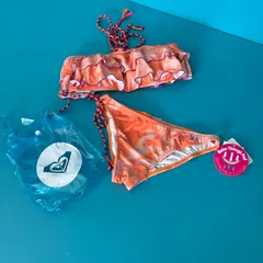 255 ROXY ロキシー　フリル ビキニ 水着 Mサイズ オレンジ系 タイダイ柄 クリアポーチ付き 新品　セパレートのサムネイル