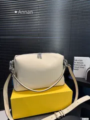 人気 良品 レディース  FENDI フェンディ ショルダーバッグのサムネイル