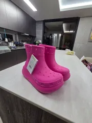 Crocs Classic Crush レインブーツ 厚底 6cm ピンク カラーです。表記は240mm、実寸は 250mm です。のサムネイル