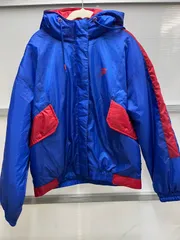 送料無料！！FILA  フィラ  メンズナイロンアウター　フード付き中綿軽量ジャンパー　プルー×レッド　size F   #80720MOKAKEのサムネイル