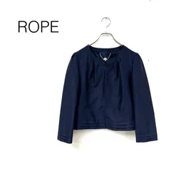 美品 ROPE ロペ ノーカラーライトジャケット 無地 光沢生地 ホック開き タックネック プリーツ size40 ネイビー ポリエステルのサムネイル