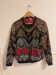 (^w^)b  【美品】 H＆M DIVIDED エスニック 幾何学模様 総柄 ボンバー ジャケット ブルゾン 90s レトロ 古着 派手 カワ マルチカラー 赤 黒 黄 緑 紫 メンズ レディース M L タグ表記 175/104A OM13508MRのサムネイル