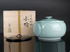 中国美術 青磁 刻草紋 蓋物 台付(P164) - メルカリ
