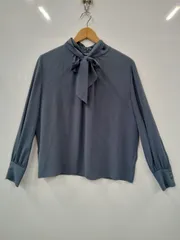 P200●COMME CA●コムサ●ブラウス●長袖●とろみ素材●スタンドカラー●ボウタイ付き●ボリュームスリーブ●ロングカフス●飾りボタン付き●バックファスナー●レディース●size13●ブルーグレーのサムネイル