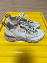 ナイキ 235 スニーカーのサムネイル