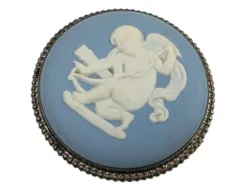 ウェッジウッド　Wedgwood　ラウンド　ブローチ　ネックレス/ペンダントトップ　幅：3.7cm　陶器　ライトブルー×シルバーカラー　送料無料のサムネイル