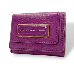 美品 マークバイマークジェイコブス MARC BY MARC JACOBS 三つ折り財布 レザー 本革 パープル コンパクトウォレット 札入れ 小銭入れ カード収納 ゴールド金具 ロゴプレート 型押し 上品 クラシック レディース 日常使い 収納力 M2のサムネイル