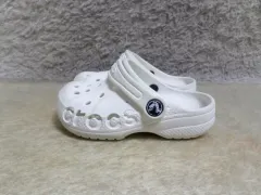 150 Crocs 白 キッズ 子供靴 ジュニア サンダル スリッパのサムネイル