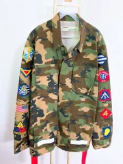モンヴィンテージ (XL 推奨) (百貨店購入) オフホワイト メンズ ミリタリー カモフラージュ パッチ シャツジャケットのサムネイル