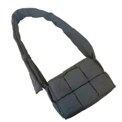 ♪BOTTEGA VENETA ボッテガヴェネタ パデッド テック カセット マキシイントレチャート ショルダーバッグ ブラック メンズのサムネイル