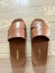 DKNY ブラウン サンダル 235のサムネイル