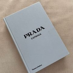 ☆未使用に近い☆PRADA CATWALK プラダ 写真集 洋書 アーカイブ ☆未使用に近い☆PRADA CATWALK プラダ 写真集 洋書 アーカイブ - メルカリ