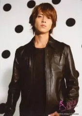 【中古】生写真(ジャニーズ) 山下智久/上半身・衣装黒・両手下げ・背景白黒/「TOMOHISA YAMASHITA LIVE TOUR 2013 A NUDE」オリジナルフォトセットAのサムネイル