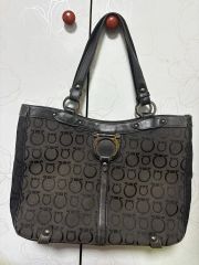 美品！00s archive y2k GUESS スタッズ エナメルレザーバッグ - メルカリ