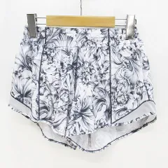 ルルレモン lululemon 花柄 フラワー ボタニカル柄 ランニングショーツ ショートパンツ 膝上 灰系 グレー ライナーのサムネイル
