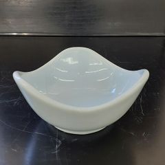 【アウトレット】青白磁8cm三角鉢 幅85×奥行85×高さ40 【送料別途見積】【未使用品】【業務用】【燕三条直送 アウトレット館在庫】