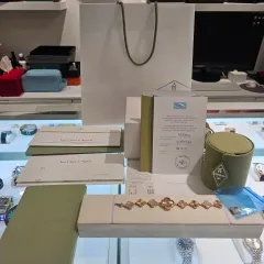 (24年12月) Van Cleef & Arpels スイート アルハンブラ ウォッチ 金無垢 マザーオブパールのサムネイル