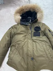 GUESS カーキ ダウン XS (レディース)のサムネイル