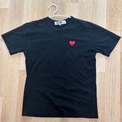 プレイコムデギャルソン 半袖Tシャツ 黒 赤ハート刺繍 - メルカリ