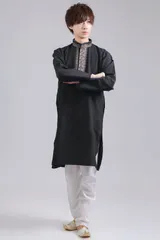 比翼仕立てのブラック クルタ・パジャマ上下セット　インドの男性民族衣装 TIRAKITA(ティラキタ) / クルタパジャのサムネイル