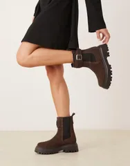 エイソス レディース シューズ ブーツ・レインブーツ チェルシーブーツ スエード チェルシー ブーツ ASOS DESIGN Astrid chunky chelsea boots with buckのサムネイル