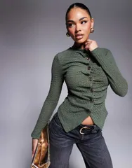 エイソス レディース アウター カーディガン Tシャツ ASOS DESIGN textured button through long sleeve Tshirt in olive OLIVE オリのサムネイル