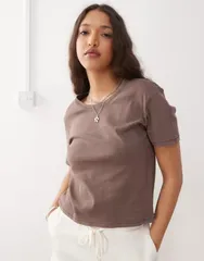 モンキ レディース トップス Tシャツ Monki shrunken Tshirt in chocolate Brown ブラウンのサムネイル