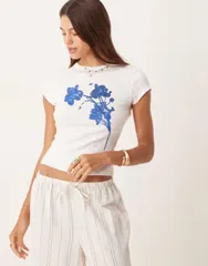 エイソス レディース トップス Tシャツ フラワー柄 フラワー ASOS DESIGN baby tee with blue floral graphc WHITE ホワイトのサムネイル
