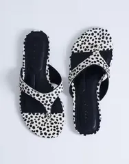 トップショップ レディース シューズ サンダル プリント レザー Topshop Sisi toe thong flat sandal in dalmatian print hair on realeのサムネイル