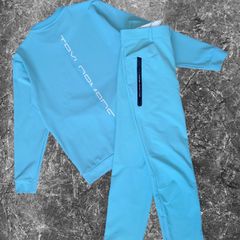 Mint condition TaylorMade Golf Storm Fleece series tracksuit set. Blue stretch sweatshirt and stretch pants with zipper pockets. Men's golf wear. Long sleeves, double-sided logo, multi-logo design.