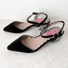 【未使用級】ベッツィジョンソン Betsey Johnson パンプス サンダル ブラック ベロア ビジュー カラフル ラインストーン ブロックヒール ローヒール ポインテッドトゥ アンクルストラップ 2次会 結婚式 パーティー 華やか キラキラ ドレス レデのサムネイル