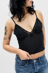 アーバンアウトフィッターズ レディース トップス シャツ レーストリム レース BDG Urban Outfitters Adore Lace Trim Crop Camisole BLACK ブラッのサムネイル