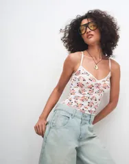 モンキ レディース トップス Tシャツ Vネック フラワー柄 フラワー Monki vneck strap top in peach floral ピーチのサムネイル