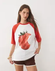 エイソス レディース トップス Tシャツ グラフィック ASOS DESIGN oversized raglan Tshirt with strawberry graphic and Red Whitのサムネイル