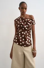 トップショップ レディース トップス シャツ ドット柄 ドット プリント Topshopolka Dot Print Off the Shoulder Top BROWN MULTI ブラウンのサムネイル
