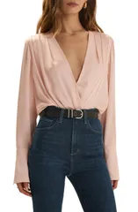 フェイバリット ドーター レディース トップス シャツ サテン ボディースーツ Favorite Daughter Surplice Long Sleeve Satin Bodysuit BLUSHのサムネイル