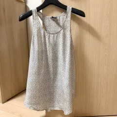 Club Monaco クラブモナコ シルク100% フラワーパターン 花柄 ノースリーブ ブラウスのサムネイル