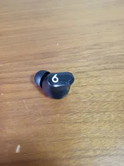 Beats Studio Buds ブラック　左耳のみのサムネイル