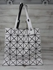BAO BAO ISSEY MIYAKEの白いトートバッグのサムネイル