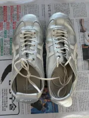 オニツカタイガー シルバー スニーカー 245のサムネイル