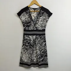 BCBGMAXAZRIA ビーシービージーマックスアズリア ワンピース 総柄 フレア ストレッチ モノトーン モード エレガント ウエスト 切替 肩 ボタン ブラック ホワイト サイズ S G626のサムネイル