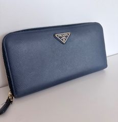 プラダ 長財布 ラウンドファスナー サフィアーノ レザー 三角プレート