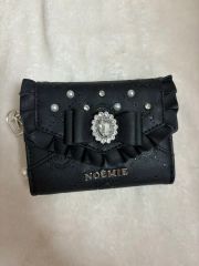 NOEMIE ノエミー ビジューリボンモノグラムウォレット サックスブルー