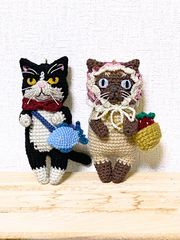 【餅が好き様ご依頼品】シャム猫さんと黒猫さんのあみぐるみキーホルダー 餅が好き様ご依頼品】シャム猫さんと黒猫さんのあみぐるみキーホルダー