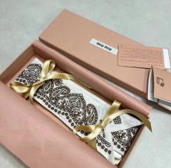 新品未使用 miumiu プリントポプリン スカーフ　MIUMIU miumiu 新品2025年プリントポプリン スカーフ MIUMIU - メルカリ