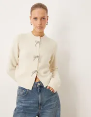 エイソス レディース アウター カーディガン ASOS DESIGN diamante bow front cardigan in cream クリームのサムネイル